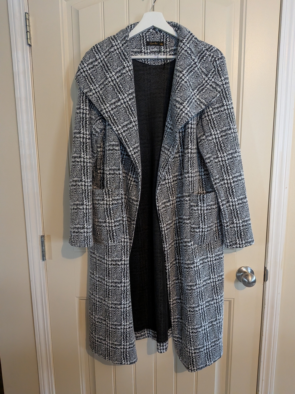 NWOT Plaid Open-Front Long Coatigan in Black and White
